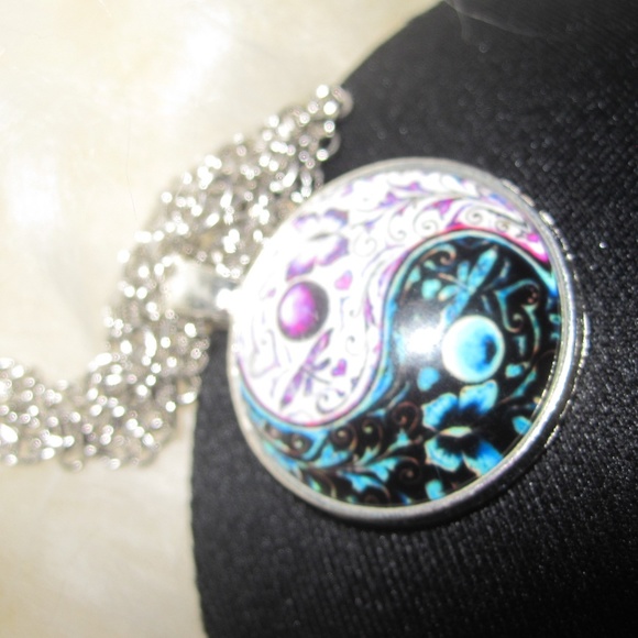 SALE!! yinyang shape cabochan glass necklace NWOT - Picture 7 of 8